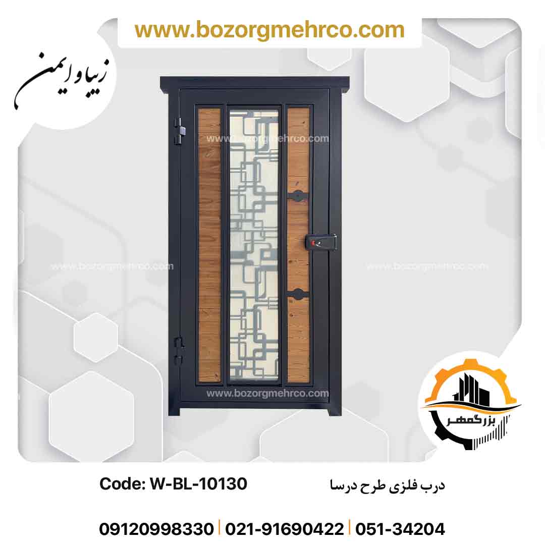 پشت درب چوبی